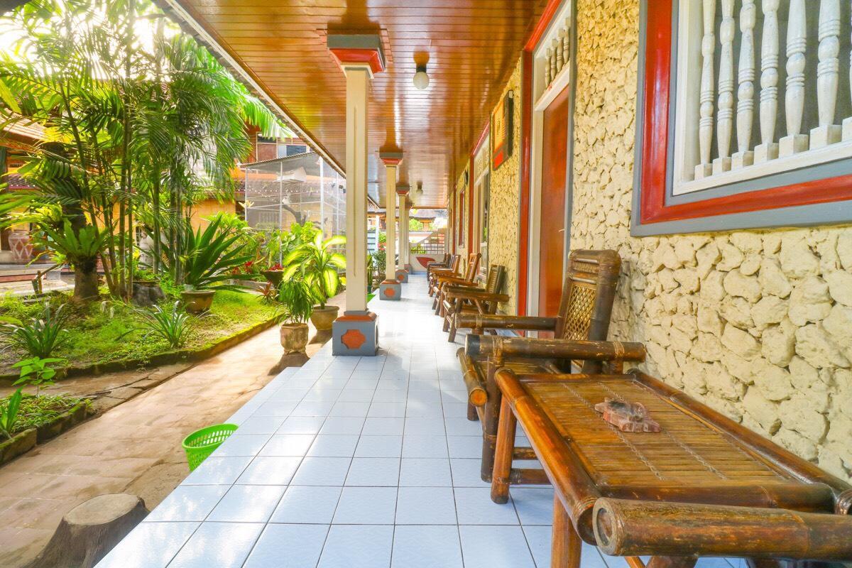 Surf Doggie Inn Kuta Lombok Exteriör bild